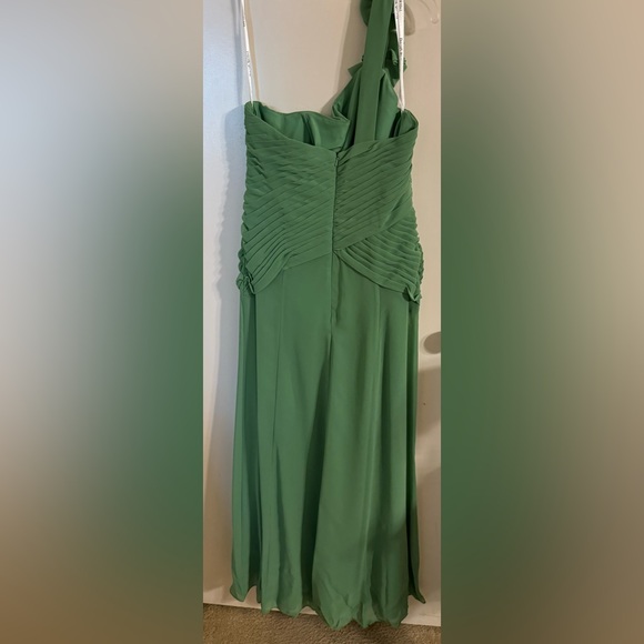 Elegant Green Midi Dress - Picture 3 of 3